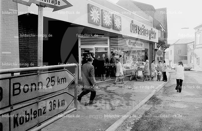 Eröffnung des Geschäftes „Der Seifen Platz“ im Oktober 1972 in Sinzig am Markt: RFGSSFPLKTSNMR-002083