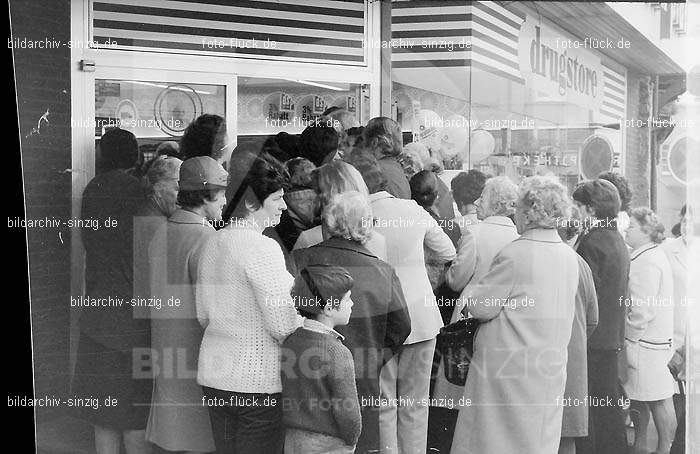 Eröffnung des Geschäftes „Der Seifen Platz“ im Oktober 1972 in Sinzig am Markt: RFGSSFPLKTSNMR-002085