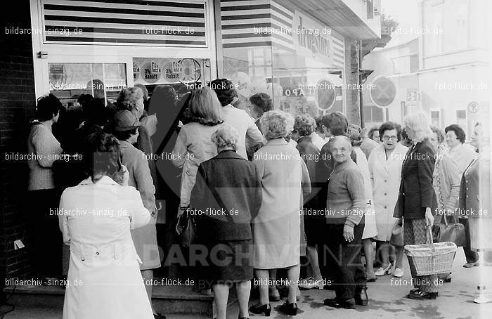 Eröffnung des Geschäftes „Der Seifen Platz“ im Oktober 1972 in Sinzig am Markt: RFGSSFPLKTSNMR-002086