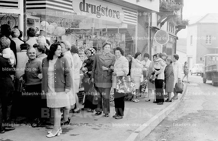 Eröffnung des Geschäftes „Der Seifen Platz“ im Oktober 1972 in Sinzig am Markt: RFGSSFPLKTSNMR-002088