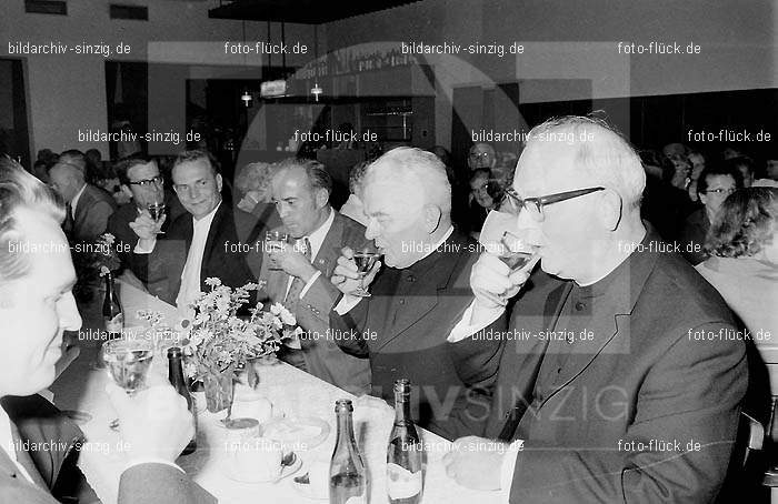 Altenfeier der Stadt Sinzig im Helenensaal 1970: LTSTSNHL-002202