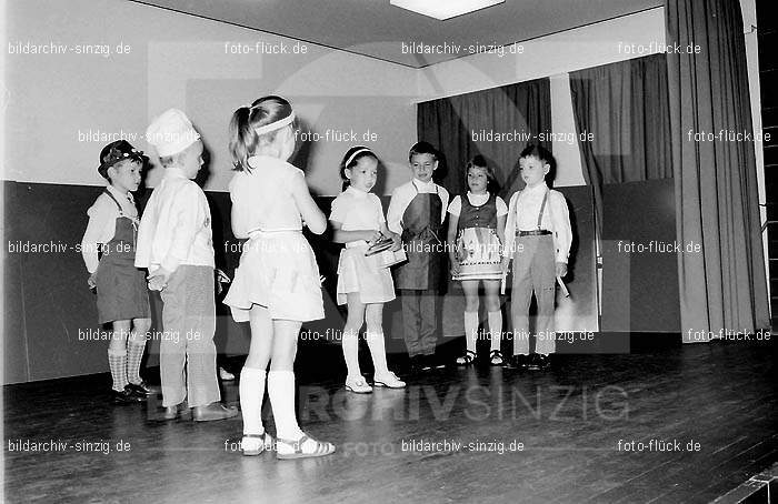 Abschluss-Feier der Schulkinder 1970: BSFRSC-002343