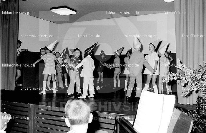 Abschluss-Feier der Schulkinder 1970: BSFRSC-002350