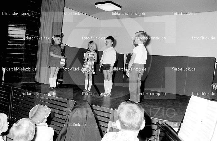 Abschluss-Feier der Schulkinder 1970: BSFRSC-002351