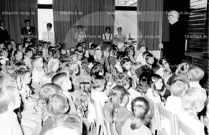 Abschluss-Feier der Schulkinder 1970: BSFRSC-002353
