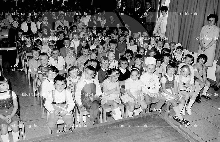 Abschluss-Feier der Schulkinder 1970: BSFRSC-002354