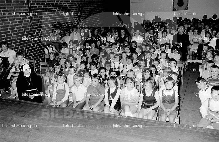 Abschluss-Feier der Schulkinder 1970: BSFRSC-002355