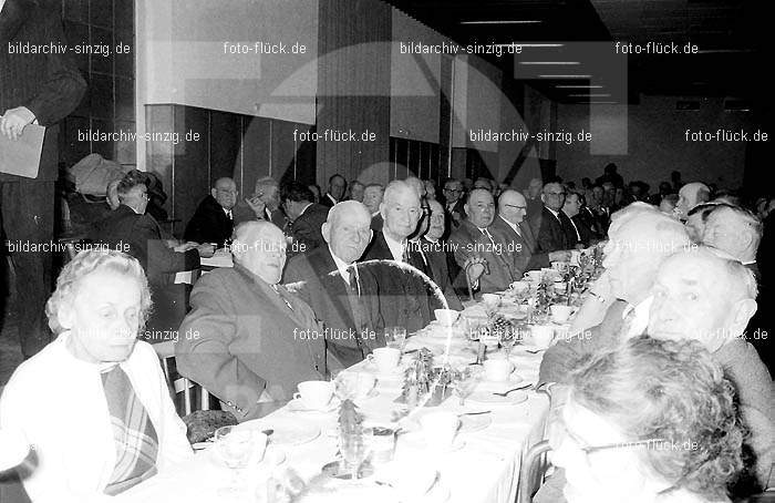 Arbeiter Wohlfahrt Weihnachtsfeier im Helenensaal 1970: RBWHWHHL-002384