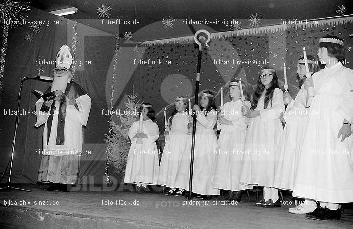 Arbeiter Wohlfahrt Weihnachtsfeier im Helenensaal 1970: RBWHWHHL-002387