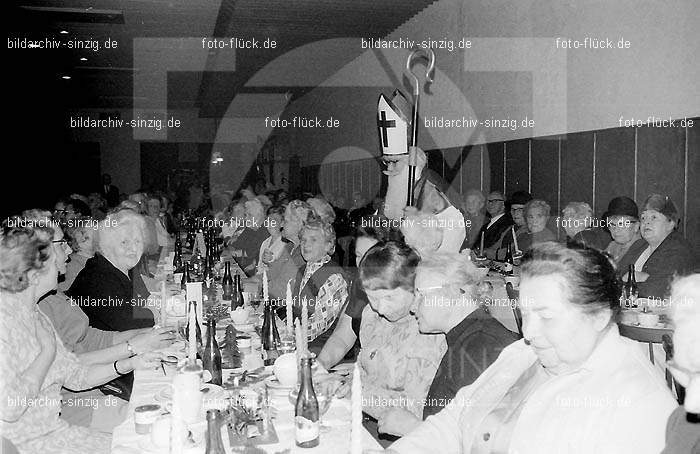 Arbeiter Wohlfahrt Weihnachtsfeier im Helenensaal 1970: RBWHWHHL-002388