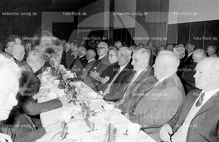 Arbeiter Wohlfahrt Weihnachtsfeier im Helenensaal 1970: RBWHWHHL-002395