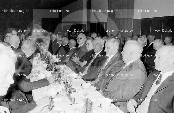 Arbeiter Wohlfahrt Weihnachtsfeier im Helenensaal 1970: RBWHWHHL-002396