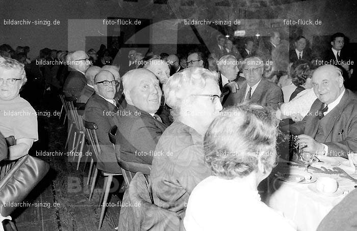 Arbeiter Wohlfahrt Weihnachtsfeier im Helenensaal 1970: RBWHWHHL-002398