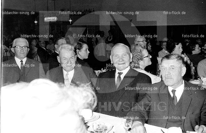 Arbeiter Wohlfahrt Weihnachtsfeier im Helenensaal 1970: RBWHWHHL-002404