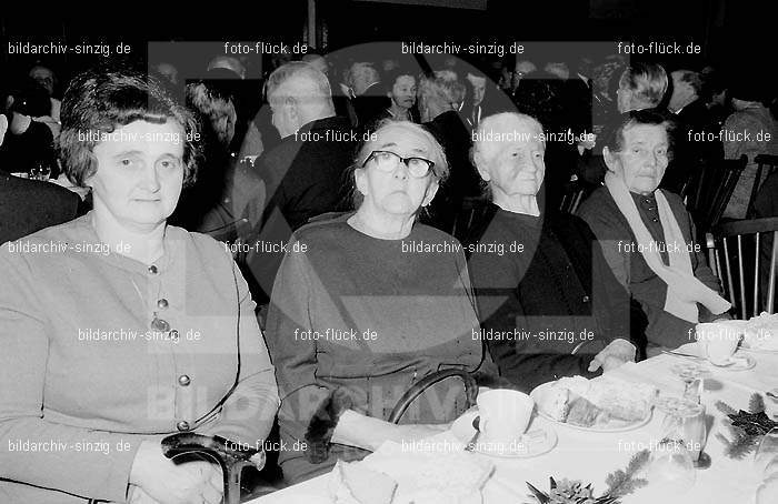 Arbeiter Wohlfahrt Weihnachtsfeier im Helenensaal 1970: RBWHWHHL-002423