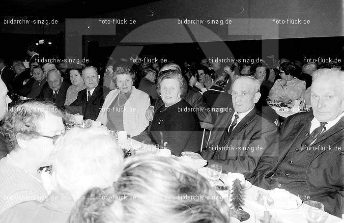 Arbeiter Wohlfahrt Weihnachtsfeier im Helenensaal 1970: RBWHWHHL-002439