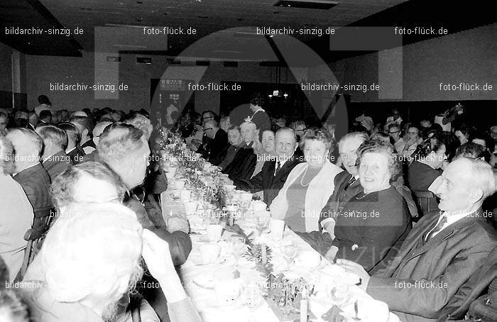 Arbeiter Wohlfahrt Weihnachtsfeier im Helenensaal 1970: RBWHWHHL-002440