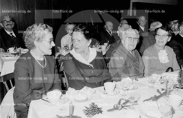 Arbeiter Wohlfahrt Weihnachtsfeier im Helenensaal 1970: RBWHWHHL-002443