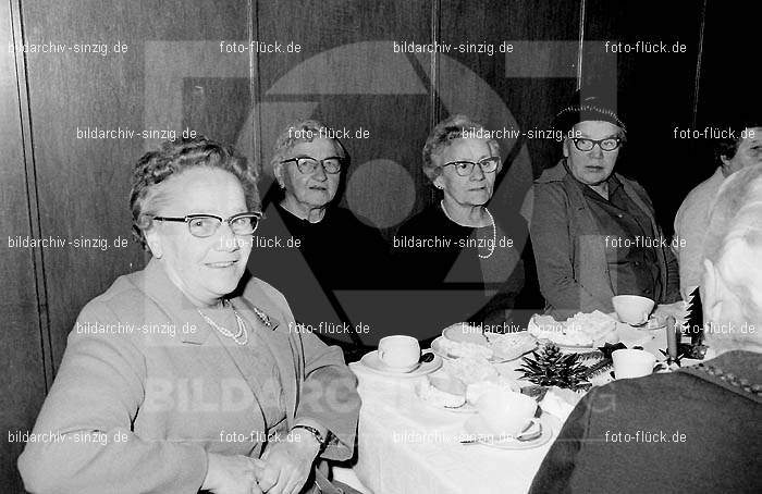 Arbeiter Wohlfahrt Weihnachtsfeier im Helenensaal 1970: RBWHWHHL-002450