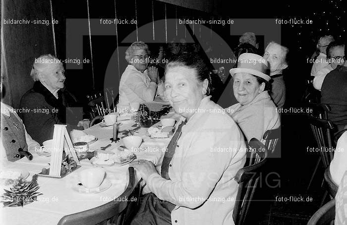 Arbeiter Wohlfahrt Weihnachtsfeier im Helenensaal 1970: RBWHWHHL-002464