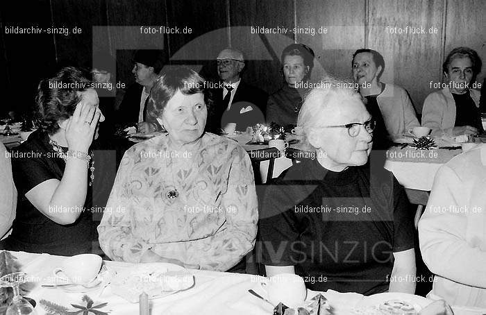 Arbeiter Wohlfahrt Weihnachtsfeier im Helenensaal 1970: RBWHWHHL-002477