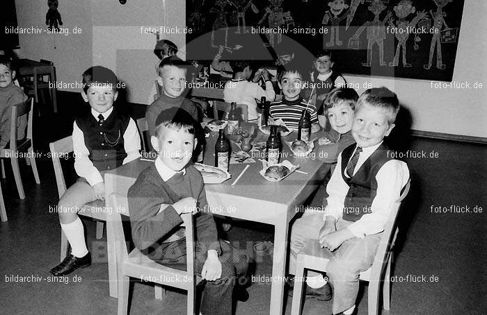 Kindergarten Abschluss für Schulkinder 1970: KNBSFRSC-002761