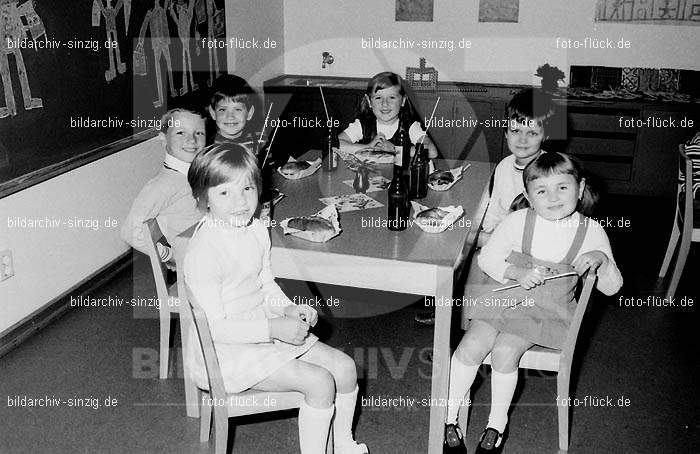 Kindergarten Abschluss für Schulkinder 1970: KNBSFRSC-002764