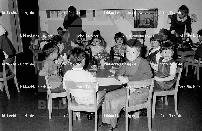 Kindergarten Abschluss für Schulkinder 1970: KNBSFRSC-002765