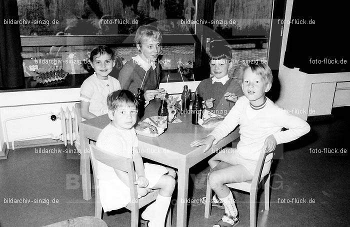 Kindergarten Abschluss für Schulkinder 1970: KNBSFRSC-002768