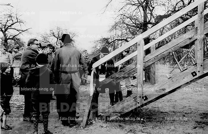 Barbarossabrücke -Bau der Holzbrücke am Sportplatz in Sinzig: BRBHLSPSN-003435