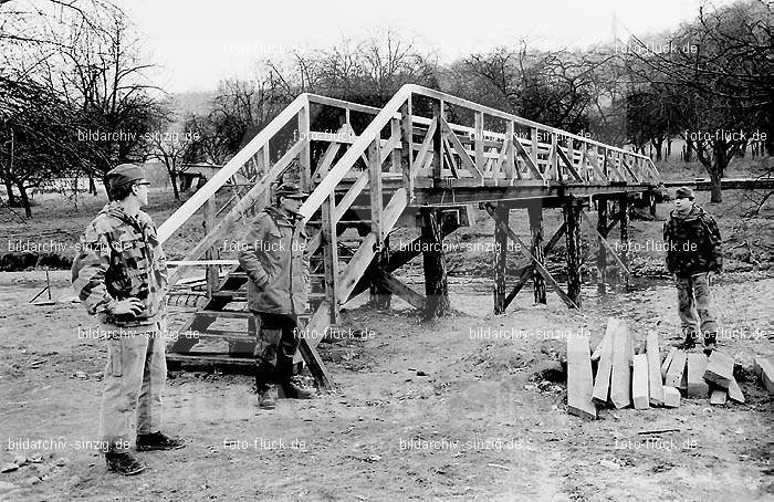 Barbarossabrücke -Bau der Holzbrücke am Sportplatz in Sinzig: BRBHLSPSN-003438