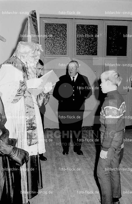 Nikolausfeier im Gerätehaus der Freiwilligen Feuerwehr Sinzig 1968: NKGRFRFRSN-003571