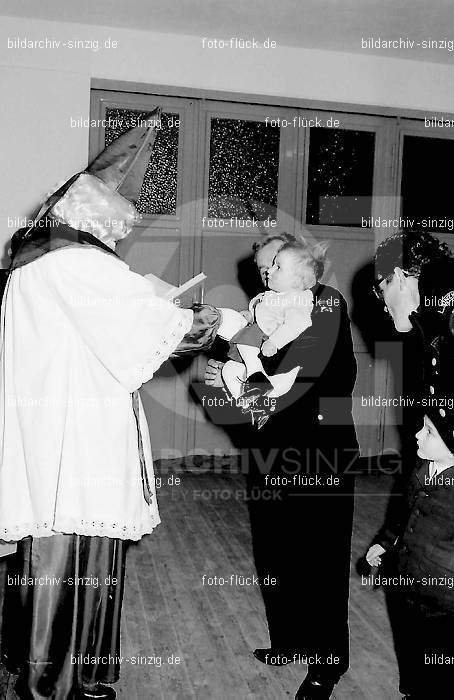 Nikolausfeier im Gerätehaus der Freiwilligen Feuerwehr Sinzig 1968: NKGRFRFRSN-003572