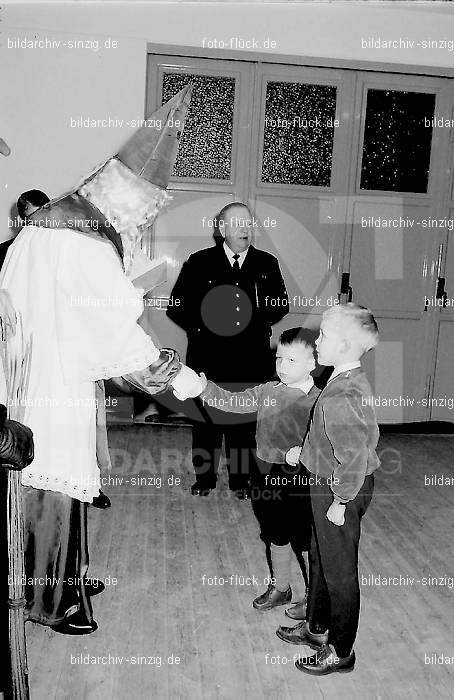 Nikolausfeier im Gerätehaus der Freiwilligen Feuerwehr Sinzig 1968: NKGRFRFRSN-003577