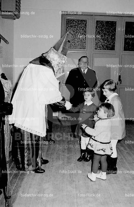 Nikolausfeier im Gerätehaus der Freiwilligen Feuerwehr Sinzig 1968: NKGRFRFRSN-003579