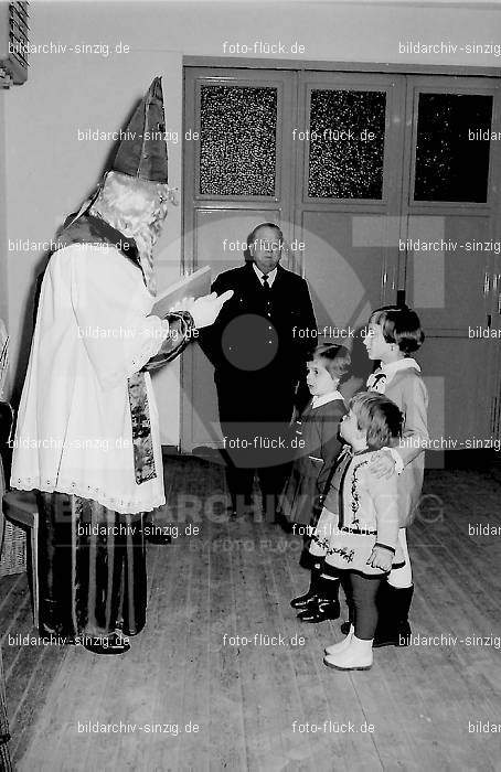 Nikolausfeier im Gerätehaus der Freiwilligen Feuerwehr Sinzig 1968: NKGRFRFRSN-003580