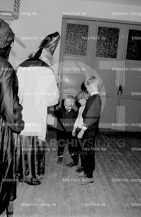 Nikolausfeier im Gerätehaus der Freiwilligen Feuerwehr Sinzig 1968: NKGRFRFRSN-003585