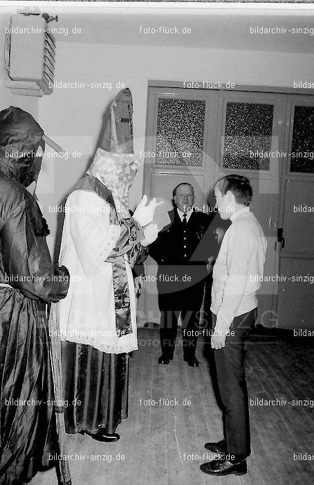 Nikolausfeier im Gerätehaus der Freiwilligen Feuerwehr Sinzig 1968: NKGRFRFRSN-003587