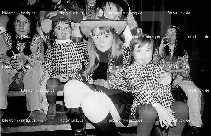 1972 Kinderkarneval des TV 08 ( Turnverein ) in Sinzig: KNTVTR-004007