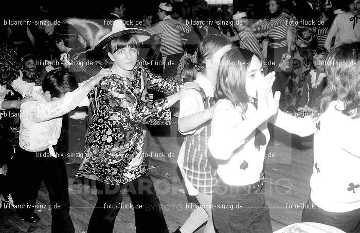1972 Kinderkarneval des TV 08 ( Turnverein ) in Sinzig: KNTVTR-004012