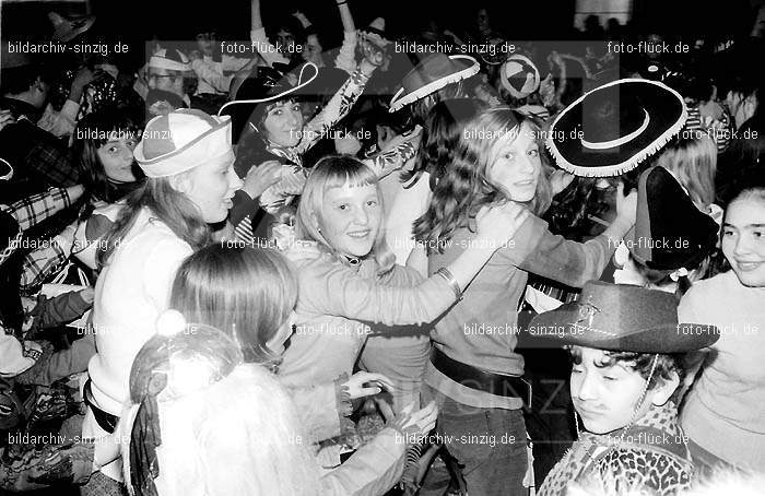 1972 Kinderkarneval des TV 08 ( Turnverein ) in Sinzig: KNTVTR-004015