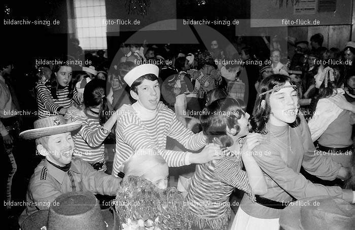 1972 Kinderkarneval des TV 08 ( Turnverein ) in Sinzig: KNTVTR-004017