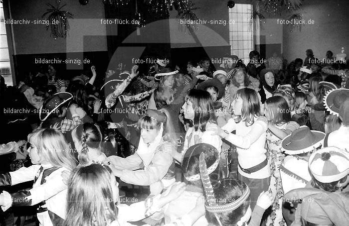 1972 Kinderkarneval des TV 08 ( Turnverein ) in Sinzig: KNTVTR-004018