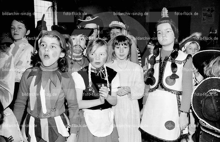 1972 Kinderkarneval des TV 08 ( Turnverein ) in Sinzig: KNTVTR-004031