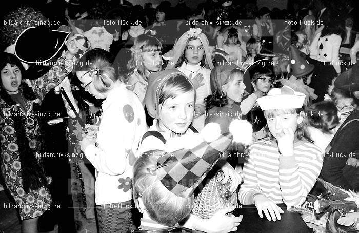 1972 Kinderkarneval des TV 08 ( Turnverein ) in Sinzig: KNTVTR-004045