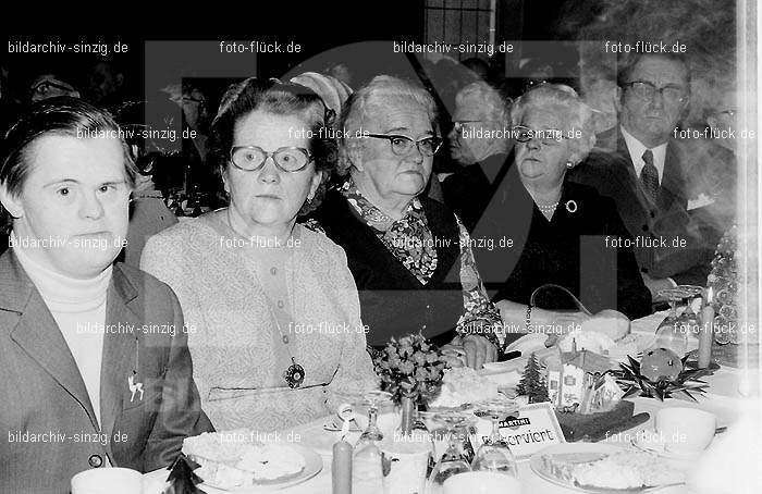 Arbeiter Wohlfahrt Weihnachtsfeier im Helenensaal 1972: RBWHWHHL-004134