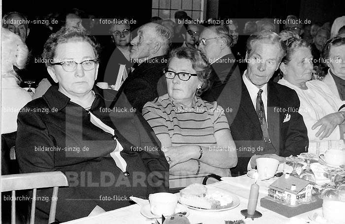 Arbeiter Wohlfahrt Weihnachtsfeier im Helenensaal 1972: RBWHWHHL-004136