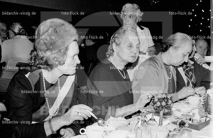 Arbeiter Wohlfahrt Weihnachtsfeier im Helenensaal 1972: RBWHWHHL-004148