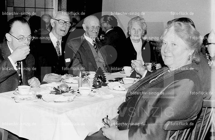 Arbeiter Wohlfahrt Weihnachtsfeier im Helenensaal 1972: RBWHWHHL-004154