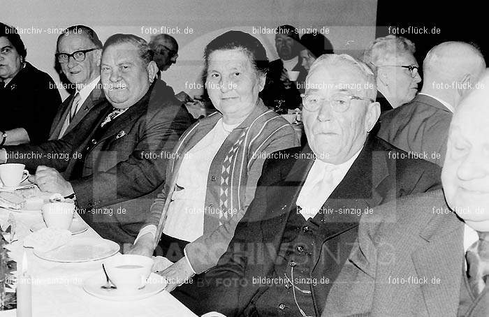 Arbeiter Wohlfahrt Weihnachtsfeier im Helenensaal 1972: RBWHWHHL-004158